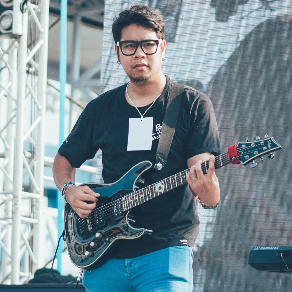 MINE CINEMA (MINE CINΞMA) live on a festival stage, guitarist front of frame